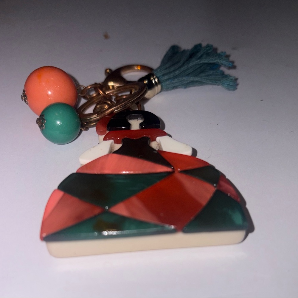 Las Meninas-inspired keychain depicts a stylized figure - Picture 2 of 8